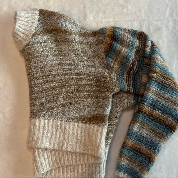 Urban Outfitters Cropped Sweater - Picture 5 of 5